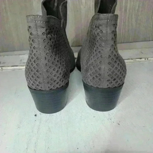 NWT Mia Gray suede ankle boots. Size 8.5 W - Picture 2 of 12